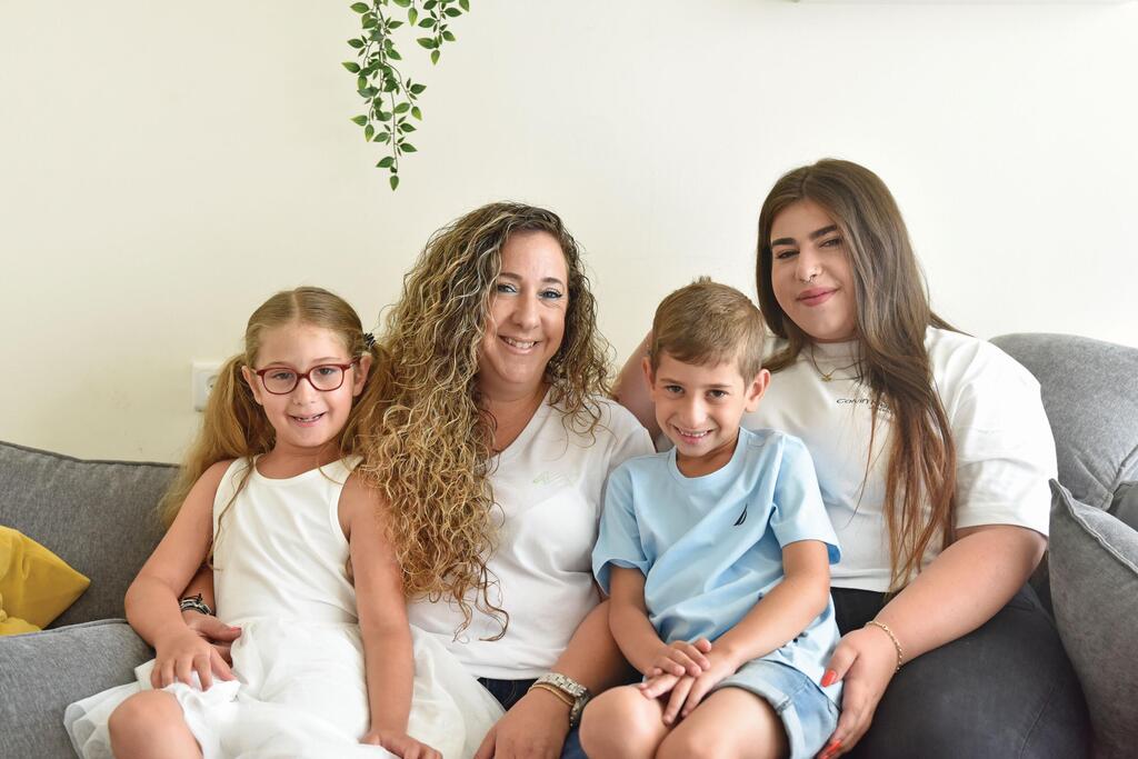 נופר לידור עם הבת הבכורה צדף והתאומים ריף וניל 