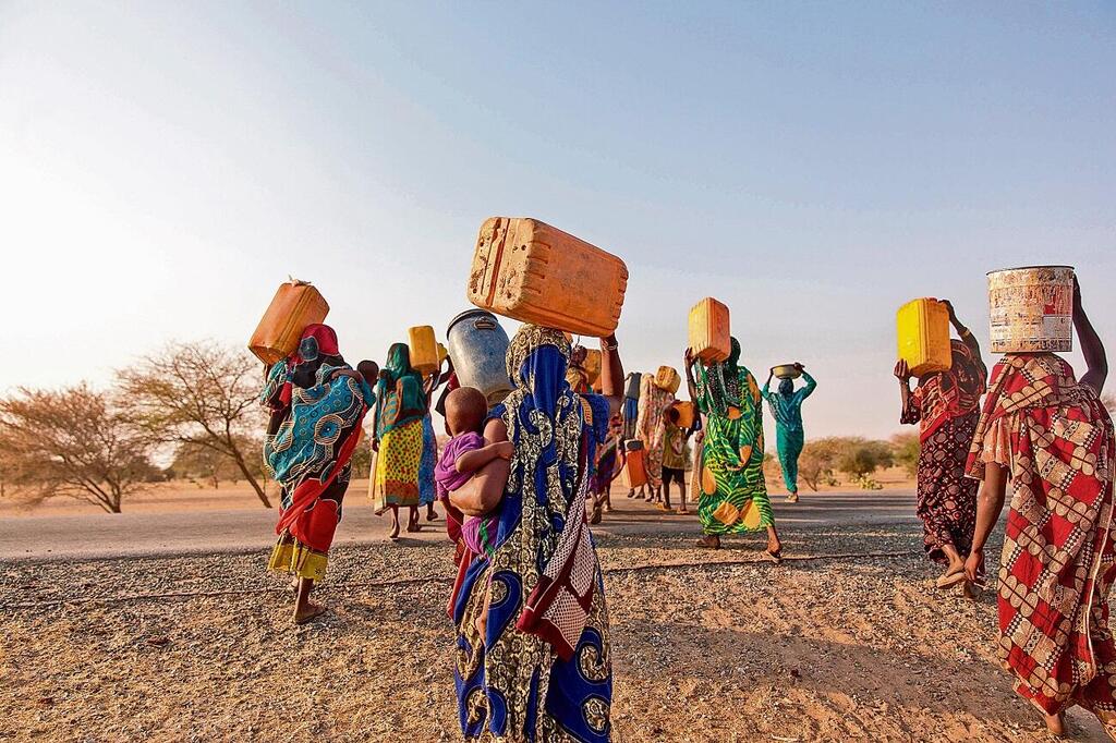 נשים נושאות מים על הכתף בצ'אד, אפריקה