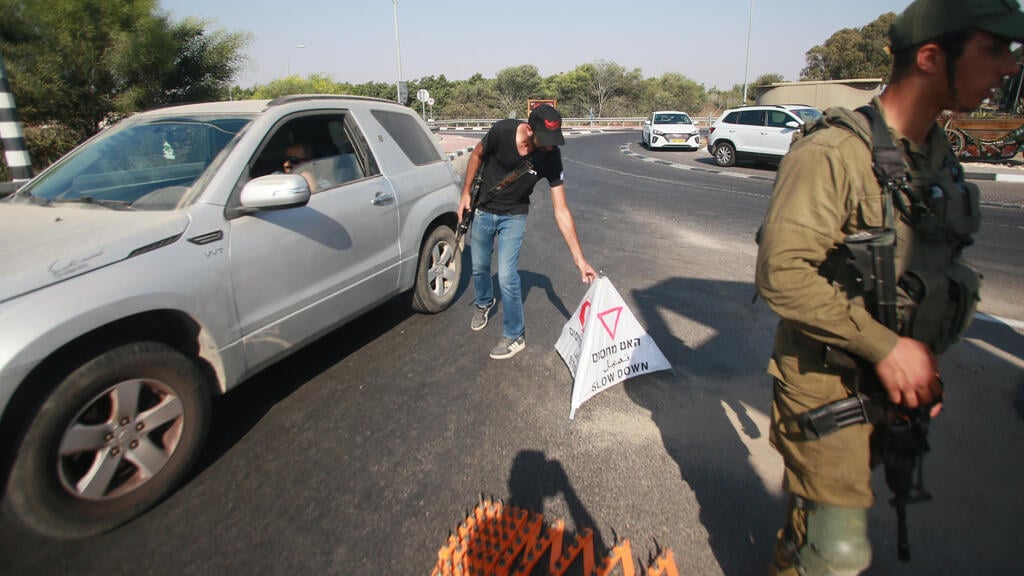 Roadblocks in communities near the Gaza border (Photo: Roee Idan) מחסומים ליד קיבוץ סעד