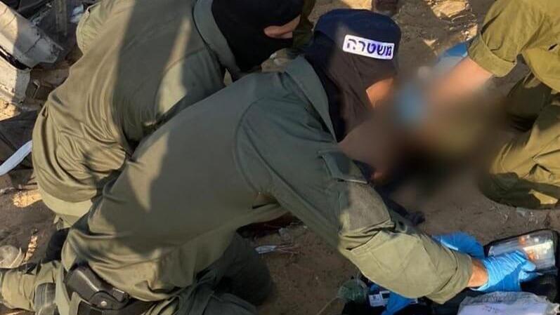 מסתערבי מג"ב מטפלים בפצועים, סמוך לזירה (צילום: דוברות המשטרה) זירת תאונת הדרכים בכביש 222