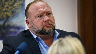 ארה"ב אלכס ג'ונס מייסד Infowars ב תביעת דיבה על דברי הקונספירציה שלו בעניין טבח סנדי הוק