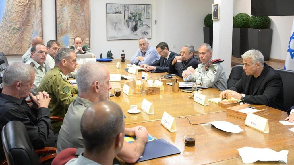 Yair Lapid holds meeting with security officials (Photo: GPO) ראש הממשלה יאיר לפיד בהתייעצות ביטחונית על המצב בדרום