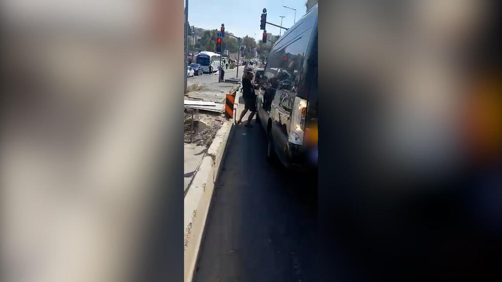 "רץ לכיווני עם מוט ברזל והכה בשמשה שלי". רגע התקיפה מרדף אחר הערבי שתקף יהודי חרדי בהלוויתו של הרב וייס בשער שכם