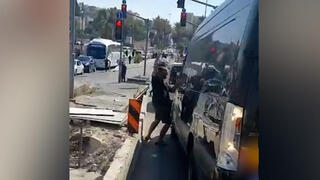 מרדף אחר הערבי שתקף יהודי חרדי בהלוויתו של הרב וייס בשער שכם