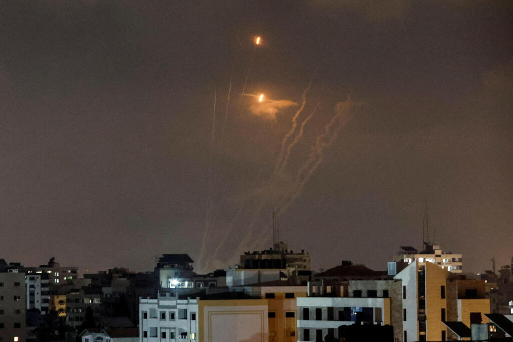 ירי מעזה (צילום: רויטרס ) שיגור רקטות מעזה