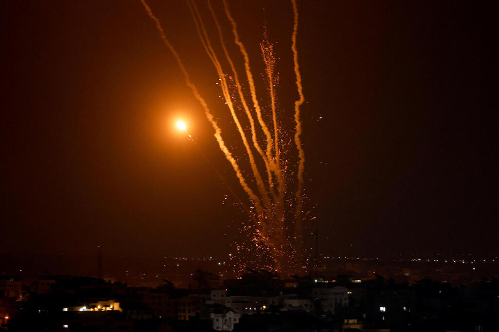 Rockets fired at Israel from the Gaza Strip (Photo: Reuters) שיגור רקטות מרצועת עזה