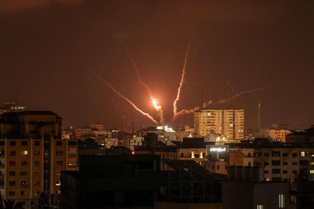 שיגורים מעזה (צילום: AFP) שיגורים מעזה
