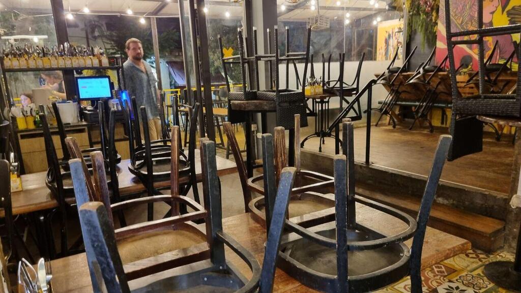 לאחר האזעקה המבלים נטשו. "אני יכול להבין את זה" (צילום: עידו ארז) מקומות בילוי ריקים בראשון לציון בצל האזעקות