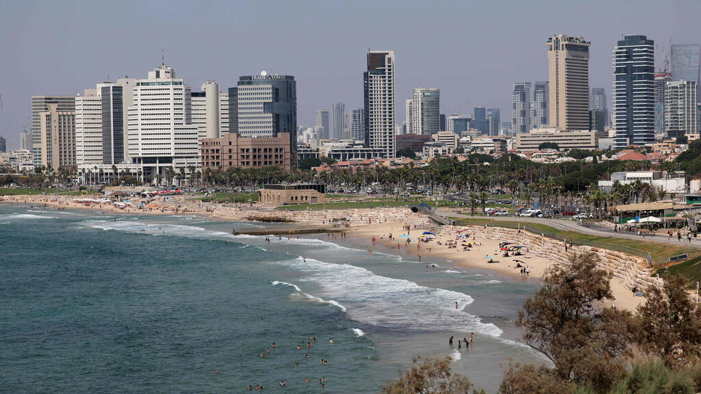 חוף ים תל אביב מתרחצים בזמן מבצע עלות השחר