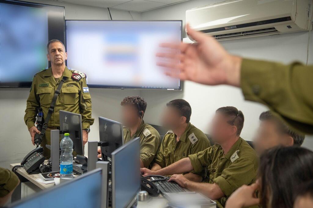 הרמטכ"ל אביב כוכבי בביקור בתא התקיפה של מרכז האש בפיקוד דרום
