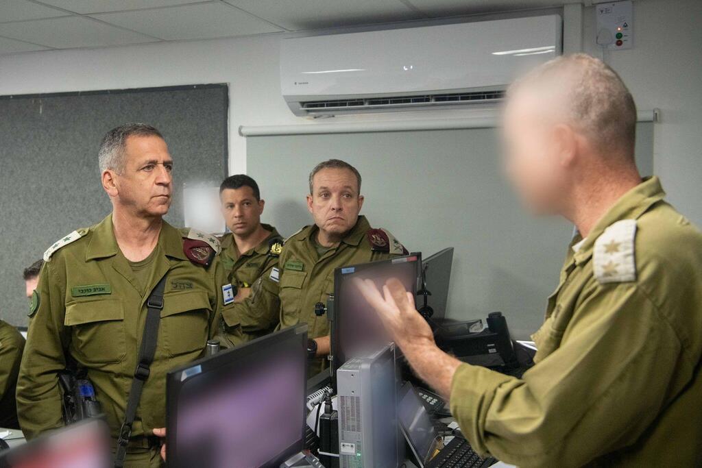 הרמטכ"ל אביב כוכבי בביקור בתא התקיפה של מרכז האש בפיקוד דרום