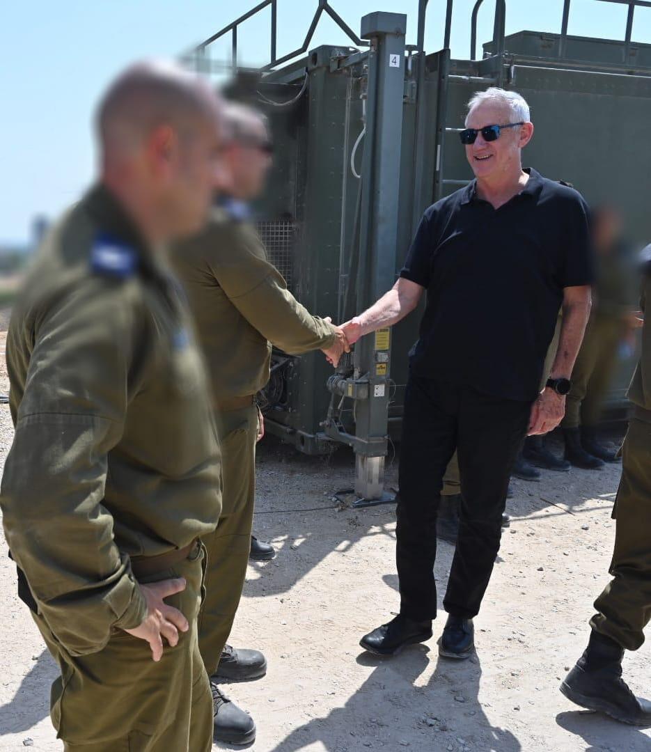 שר הביטחון בני גנץ בביקור בסוללת כיפת ברזל במהלך מבצע עלות השחר