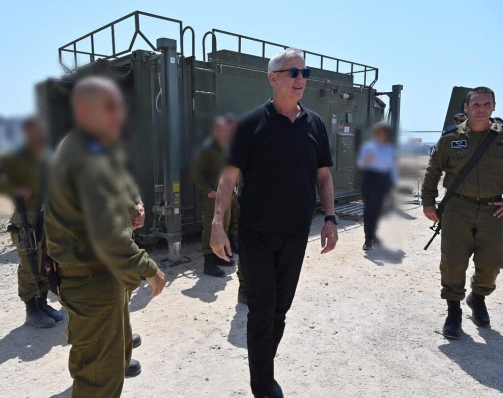 שר הביטחון בני גנץ בביקור בסוללת כיפת ברזל במהלך מבצע עלות השחר