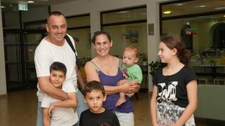בתמונות  רמי דהן ונורית ישורון פולנסקי עם ילדיה