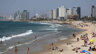 חוף ים תל אביב מתרחצים בזמן מבצע עלות השחר