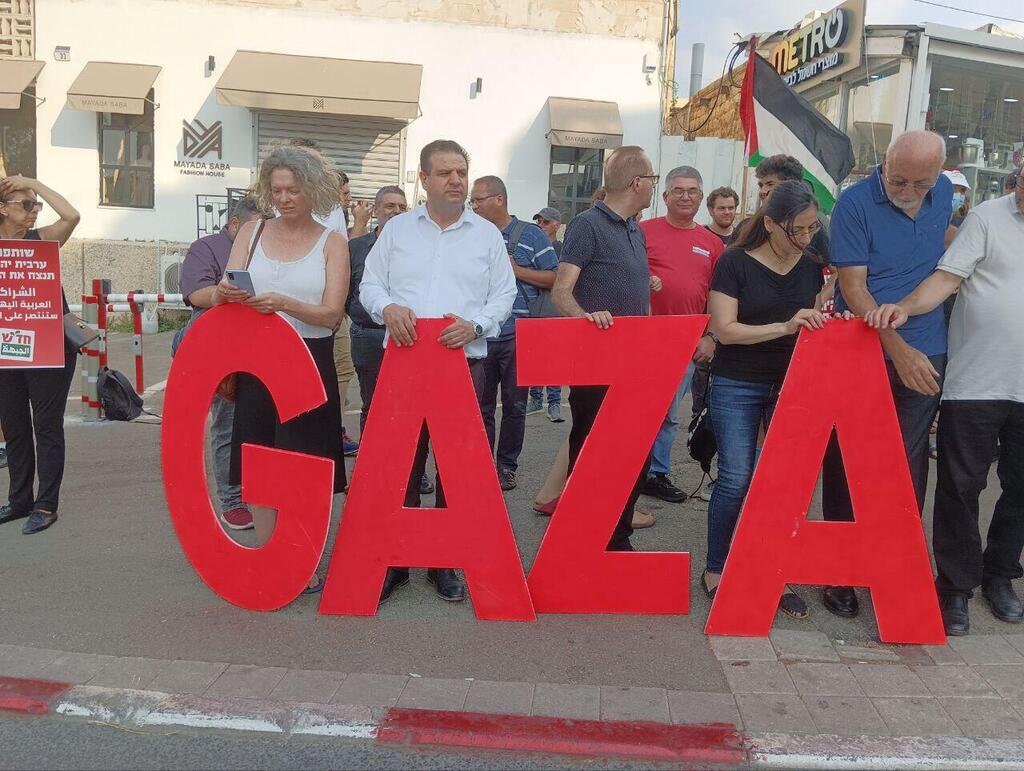 איימן עודה בהפגנה נגד מבצע עלות השחר