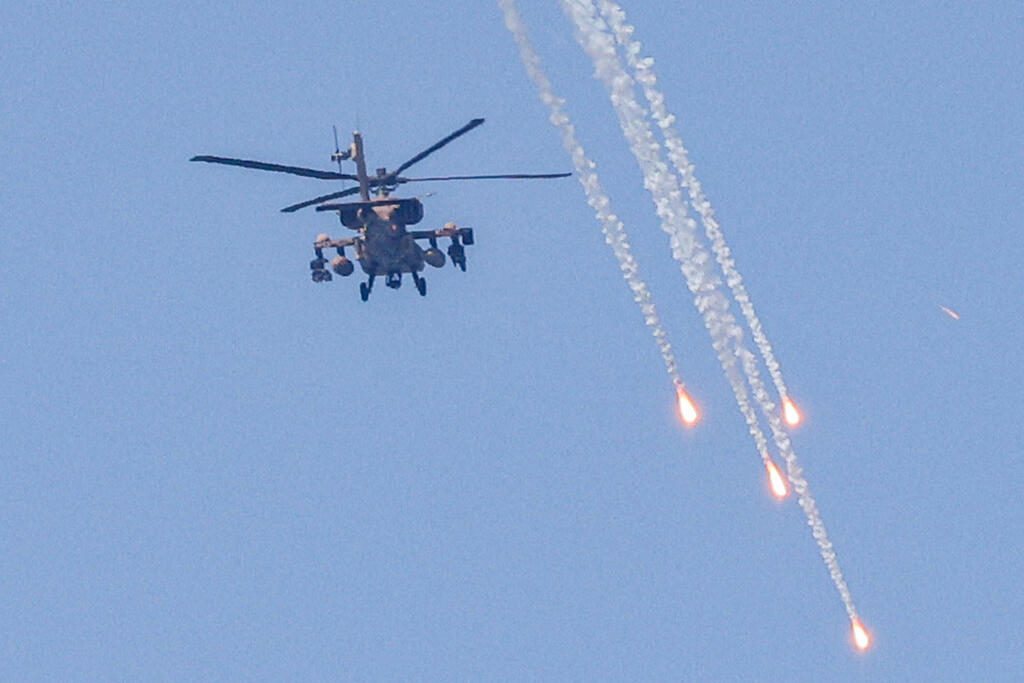 מסוק בואינג AH-64 אפאצ'י של חיל האוויר מעל אשקלון