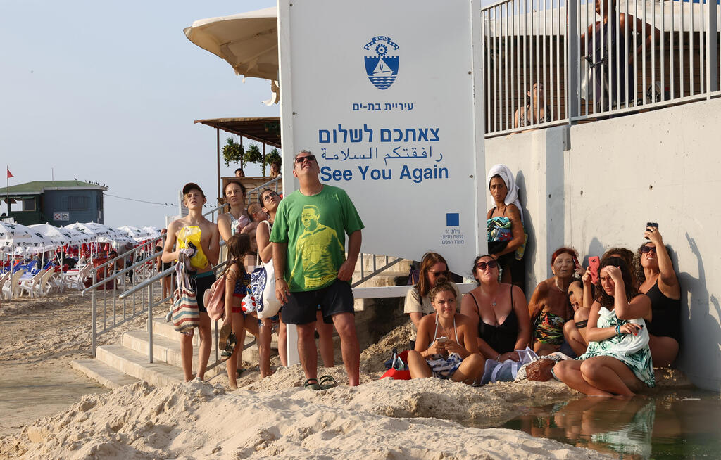 אנשים תופסים מחסה בעקבות אזעקה, בת ים