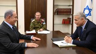 ראש הממשלה יאיר לפיד ובנימין נתניהו יו"ר האופוזיציה בפגישת העדכון הבטחוני
