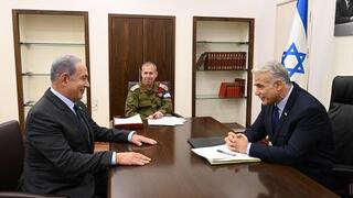 ראש הממשלה יאיר לפיד ובנימין נתניהו יו"ר האופוזיציה בפגישת העדכון הבטחוני