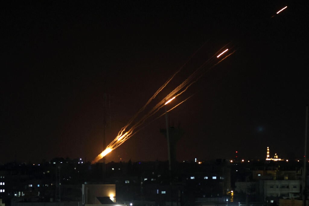 ירי רקטות מעזה (צילום: AFP) ירי רקטות מעזה