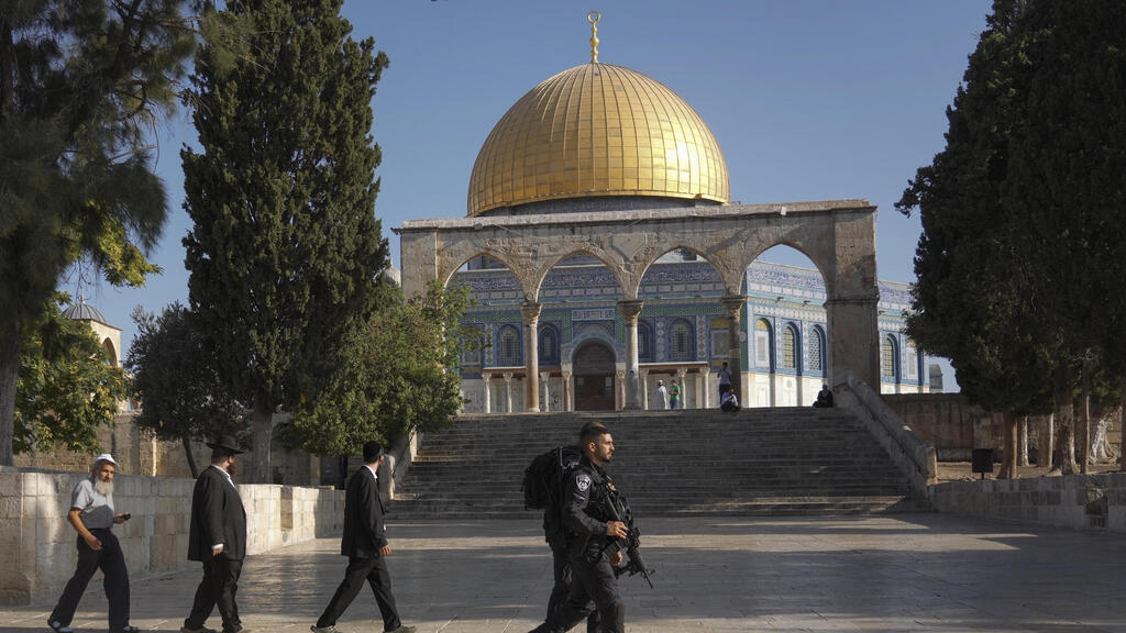 Temple Mount (Photo: Reuters) מתפללים יהודים בהר הבית בתשעה באב