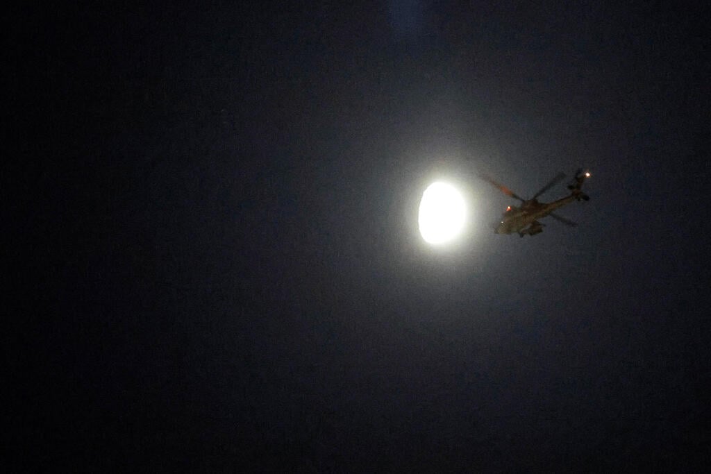 מסוק של חיל האוויר מעל גבול הרצועה (צילום: רויטרס) מסוק של חיל האוויר מעל גבול הרצועה