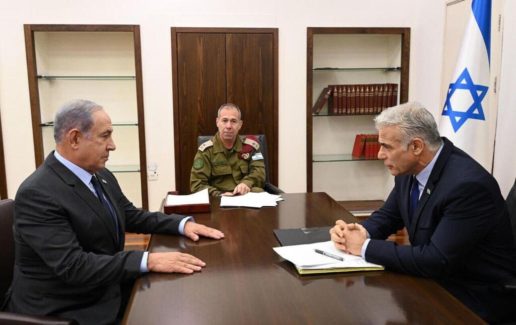Netanyahu and Lapid meet for a security briefing during recent fighting in Gaza (Photo: GPO) ראש הממשלה יאיר לפיד ובנימין נתניהו יו"ר האופוזיציה בפגישת העדכון הבטחוני