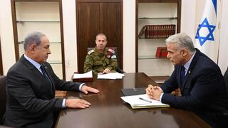 ראש הממשלה יאיר לפיד ובנימין נתניהו יו"ר האופוזיציה בפגישת העדכון הבטחוני