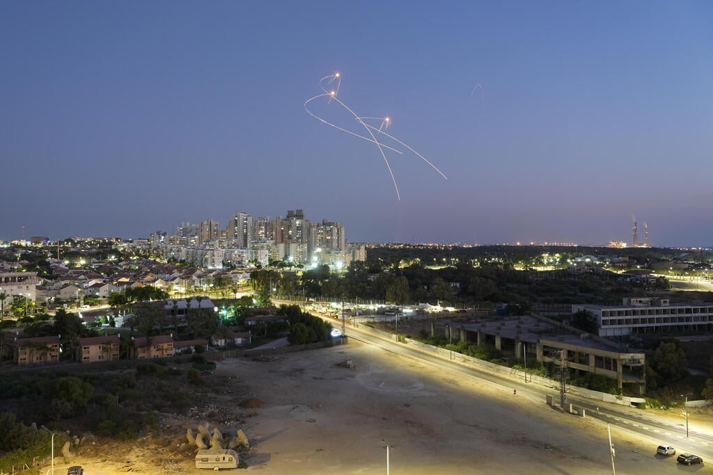 יירוטים בשמי אשקלון (צילום: AP) יירוטים בשמי אשקלון