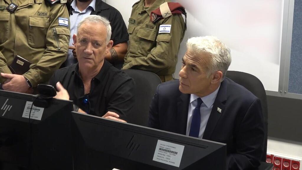 Defense Minister Benny Gantz and Prime Minister Yair Lapid (Photo: Ariel Hermoni, Defense Ministry) הערכת מצב וביקור בפיקוד דרום