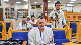 תפילת ערבית שנועלת את צום תשעה באב בשדרות