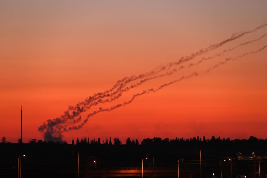 ירי רקטות מעזה (צילום: EPA) ירי רקטות מעזה