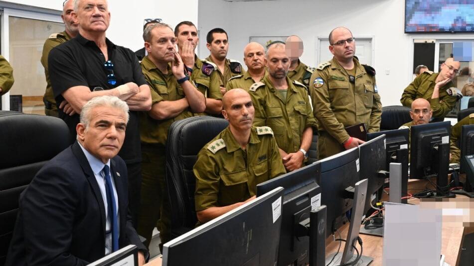 Prime Minister Yair Lapid during a briefing in IDF Southern Command (Photo: Haim Tzach, NGO) הערכת מצב וביקור בפיקוד דרום