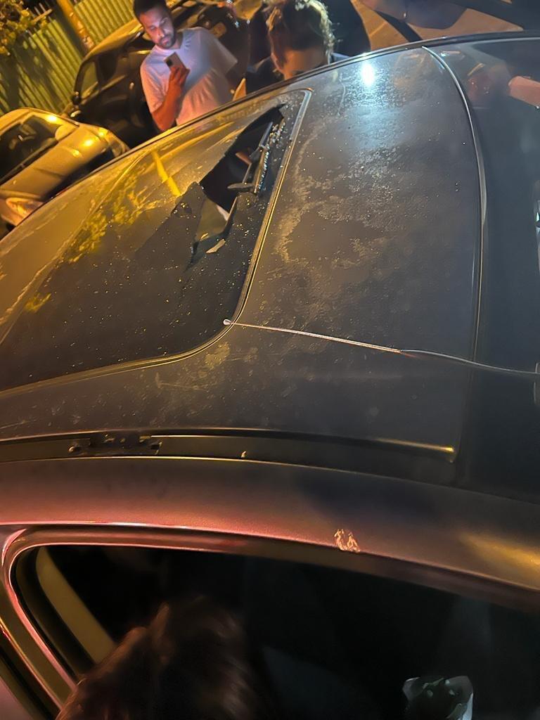 רכב שנפגע מרסיס בחולון (צילום: עיריית חולון) הרכב שנפגע מהרסיס