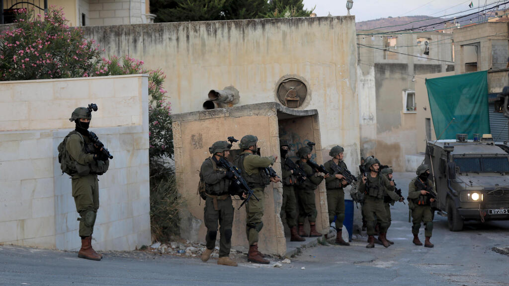 IDF troops in Rumana (Photo: EPA) כוחות צה"ל בכפר רומאנה