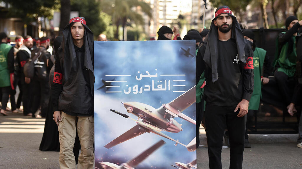 יום העשורא שיעים לבנון ביירות תומכי חיזבאללה עם תמונת כטב"מים של הארגון והכיתוב אנחנו יכולים