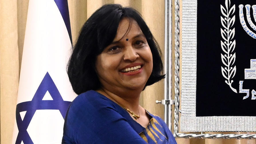 Le président Yitzhak Herzog avec les nouveaux ambassadeurs