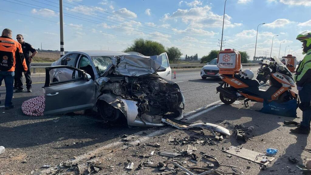 כוחות ההצלה בזירת התאונה (צילום: תיעוד מבצעי איחוד והצלה) זירת התאונה
