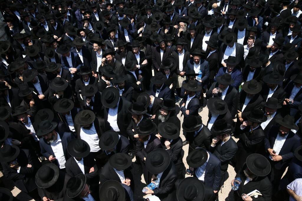 הלוויתן של שושנה גלושטיין ובנותיה חיה שרה וחנה ע"ה גלושטיין שנהרגו בתאונת האוטובוס בירושלים