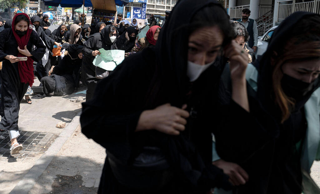 צילום: AFP אפגניסטן הפגנת נשים שנה ל שלטון טליבאן לוחמי טליבאן ירו באוויר ו היכו