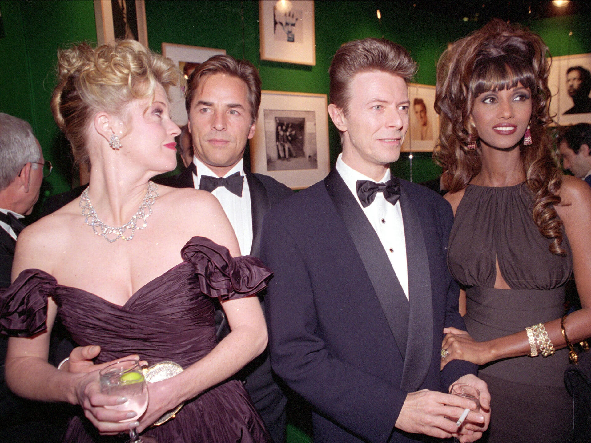 גריפית' עם אימאן, דיוויד בואי ודון ג'ונסון, 1992 (צילום: AP) מלאני גריפית' עם אימאן, דיוויד בואי ודון ג'ונסון, 1992