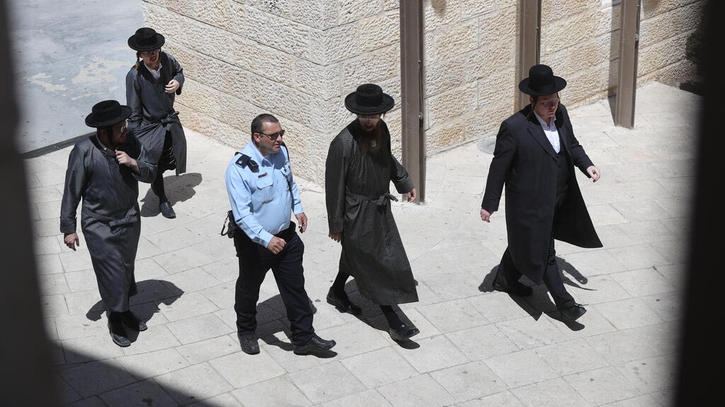 משפחת הילד המנוח נכנסת לבית המשפט העליון בירושלים, היום. בג"ץ קיבל את הערעור (צילום: אלכס קולומויסקי) דיון הערעור על נתיחת גופו של בן ה-4 בבית המשפט העליון