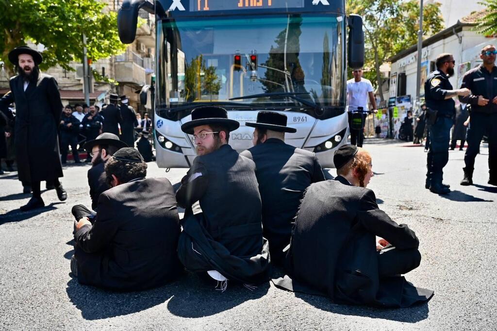 חוסמים אוטובוסים בירושלים במחאה נגד נתיחת הגופה, הבוקר (צילום: נדב אבס) הפגנות החרדים בירושלים נגד ביזוי המת