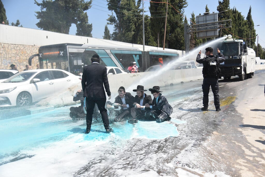 המשטרה השתמשה במכת"זית. הפגנות החרדים בירושלים, היום (צילום: יואב דודקביץ) הפגנות החרדים בירושלים נגד ביזוי המת