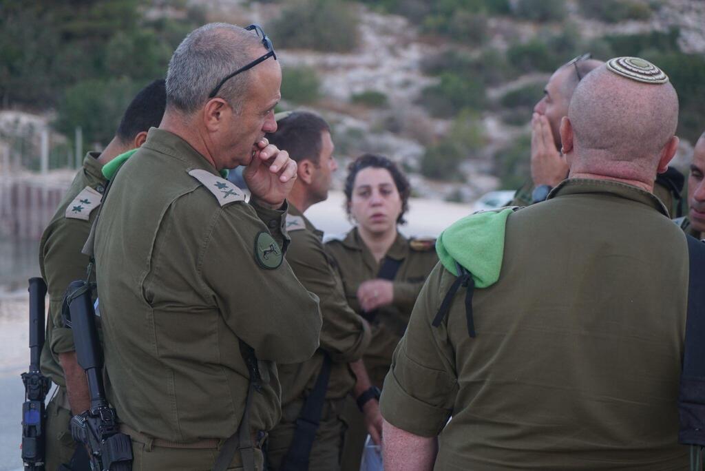 צילום: דובר צה''ל יהודה פוקס ואבי בלוט בתחקור ראשוני במיקום הירי בו נהרג חייל צה''ל מאש כוחותינו