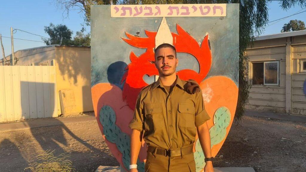 "אני מרגיש שאני לוקח איתי את המורשת שלו, ורואה בזה סוג של המשכיות", נעם לאחר הגיוס (באדיבות המשפחה) נעם תמם ואביו שלומי ז''ל