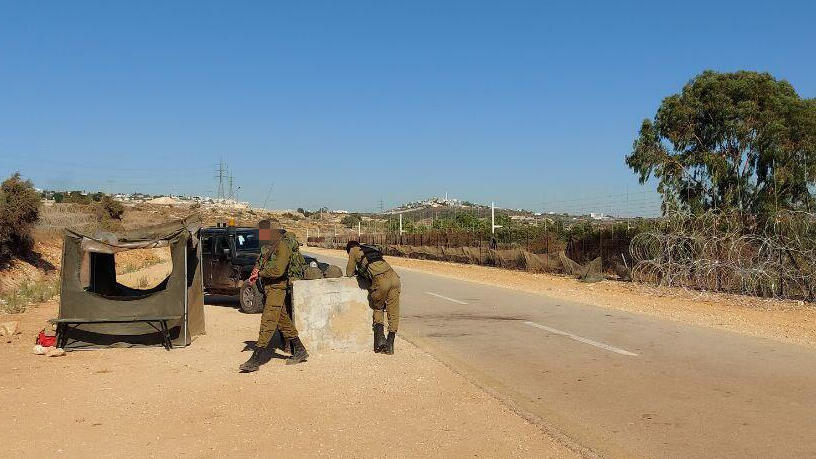 חשופים לתורפות מבצעיות ובטיחותיות. לוחמים בעמדה בקו התפר, ארכיון (צילום: יואב זיתון) שתי לוחמות מגדוד תותחנים בעמדה שדומה לזו מאירוע הירי של החייל שזוהה כחשוד ונורה מאש כוחותינו