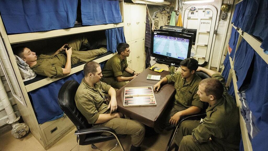 האוכל אחיד לכולם, אין עדיפות לפז''מניקים. חיילים בספינה אח''י אילת (צילום: גיל נחושתן) חיילים בספינה אח"י אילת