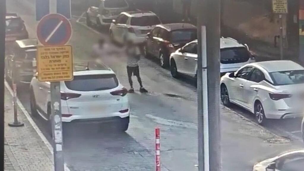 סטר בפניו ואיים להרוג אותו. תיעוד אחת התקיפות בת"א (צילום: דוברות המשטרה) תיעוד: תושב יפו תוקף עוברי אורח בת"א
